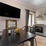 Square סירמיונה