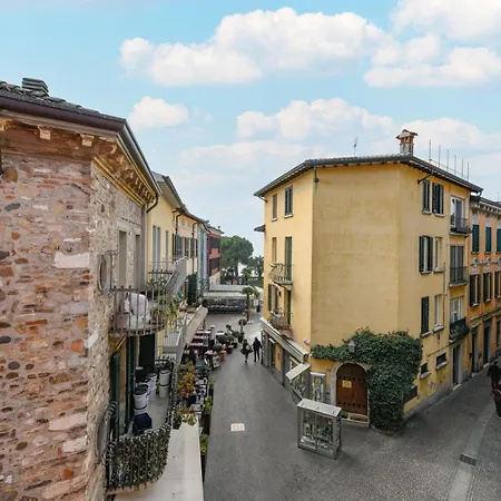 Square * Sirmione